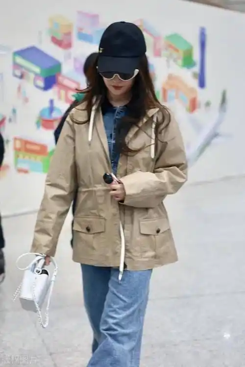 街拍:刘亦菲风衣搭配牛仔套装时髦利落_北京_机场