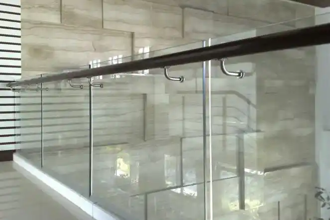 玻璃不锈钢护栏结构一般分为主导,栏杆,主杆经常被称为主管(例如,楼梯