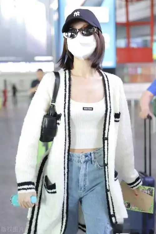 毛晓彤齐肩短发更显小巧玲珑,粉丝围观拍摄她毫不在意_北京_机场