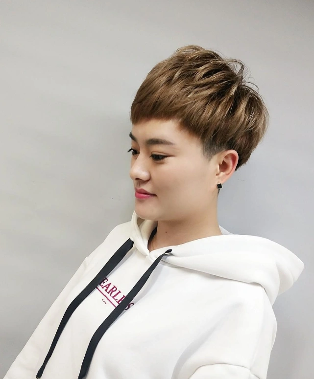 今年流行"锅盖头",这个春天很火的短发发型!