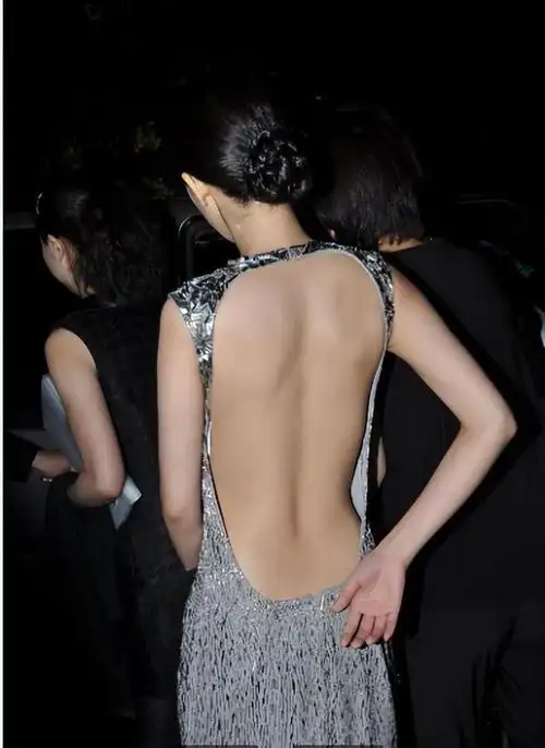 杨幂为"博眼球"真拼!穿礼服后背全"真空",蝴蝶背真诱人