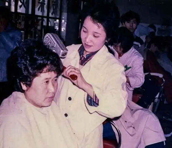 杨太平年轻时给顾客理发有一次,我给一个老汉理发,其实也就五十来岁