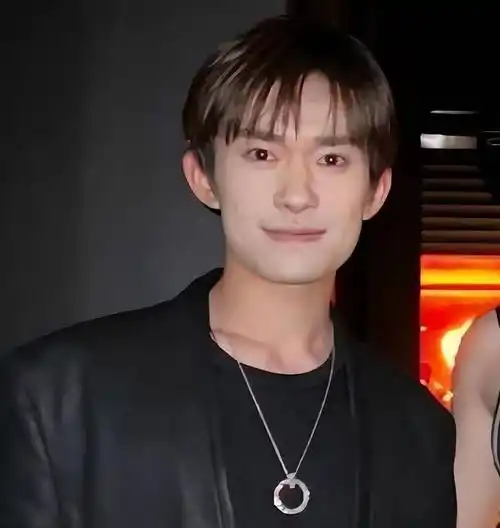 易烊千玺杨颖合影生图,三人真实颜值曝光,四字被吐槽_自然_明星_长相