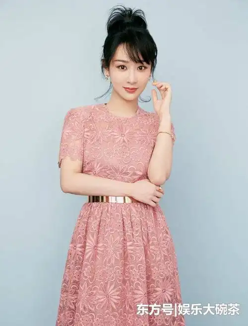 杨紫一袭粉色长裙优雅精致,温柔浪漫,给人一种如沐春风的感觉