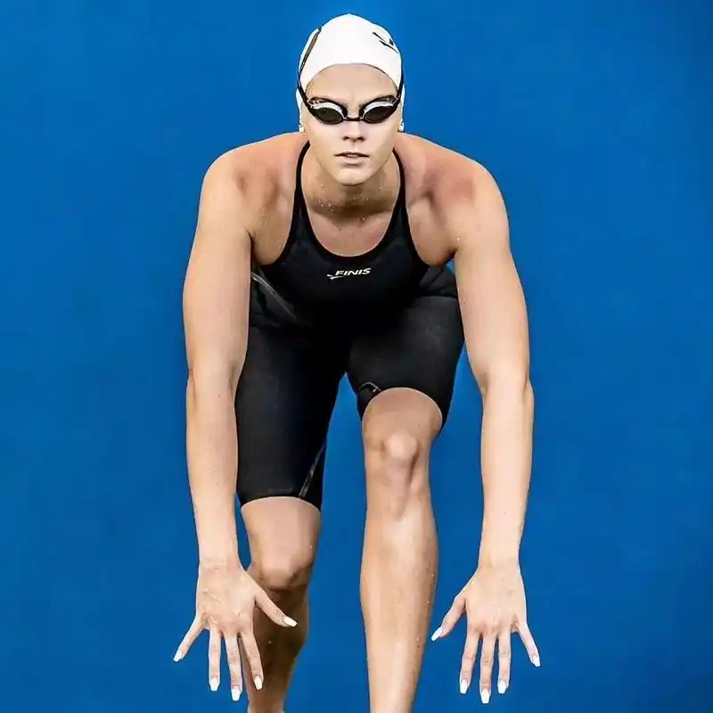 一些教练教游泳者保持低头.其他人则教他们在跳发时抬起头.