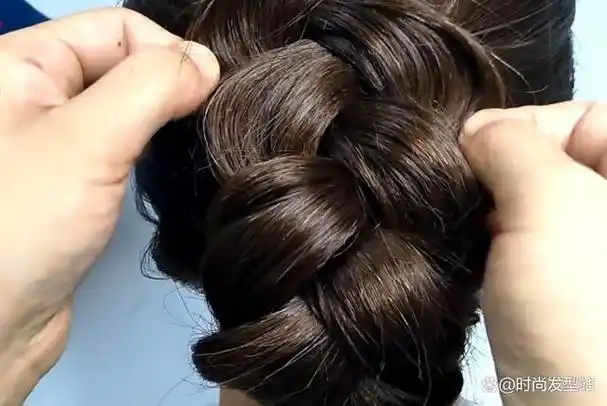 女生编发是一种时尚的发型,它不仅可以让女生看起来更加美丽动人,还