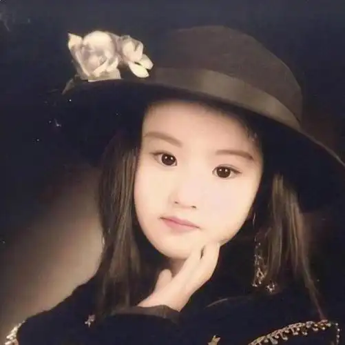 刘亦菲的古典美小脸与小时候婴儿胖脸相差甚远化了妆更加精致