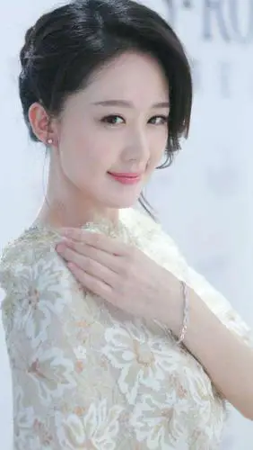 张雯时尚唯美写真照,气质优雅迷人