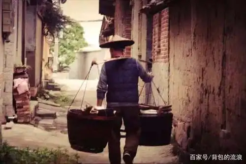 老街中挑着扁担卖东西的人
