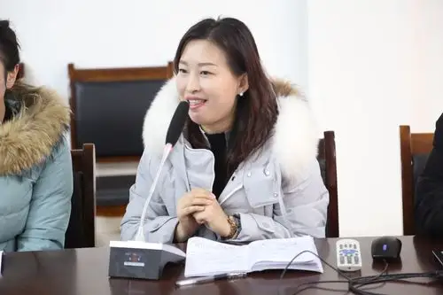 王婷校长主持了本次座谈会并发表了重要讲话.