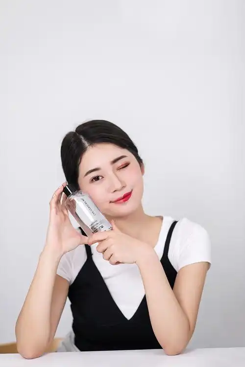 化妆水模特拍摄|摄影|人像摄影|电商视觉服务商 - 原创作品 - 站酷