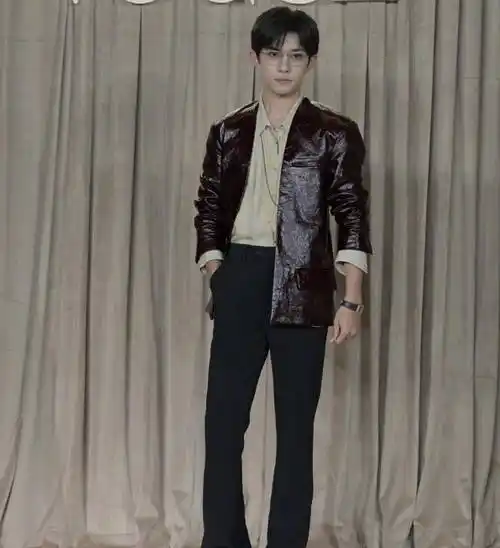 全身形象就像一个妥妥的ceo.状况良好,状况良好.易烊千玺.