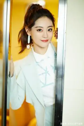 祝绪丹一身浅豆沙绿套装搭配清爽马尾,阳光又俏皮,甜美极了