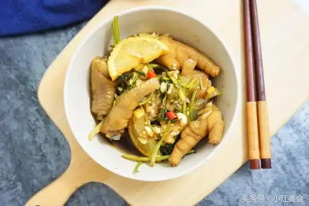 柠檬酸辣鸡爪味道酸爽在夏天都特别受欢迎哈