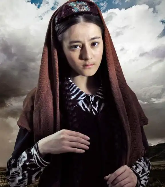 在2013年的时候,迪丽热巴因主演个人首部电视剧《阿娜尔罕》而出道,她