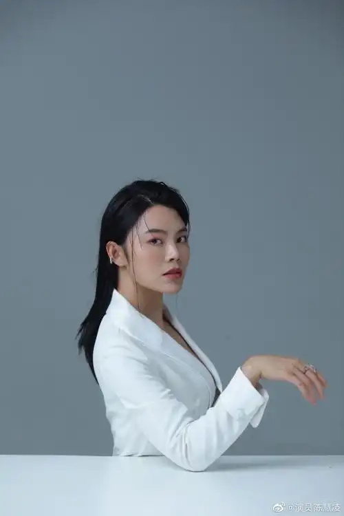 陈慧凌白色西服写真曝光霸道女总裁范