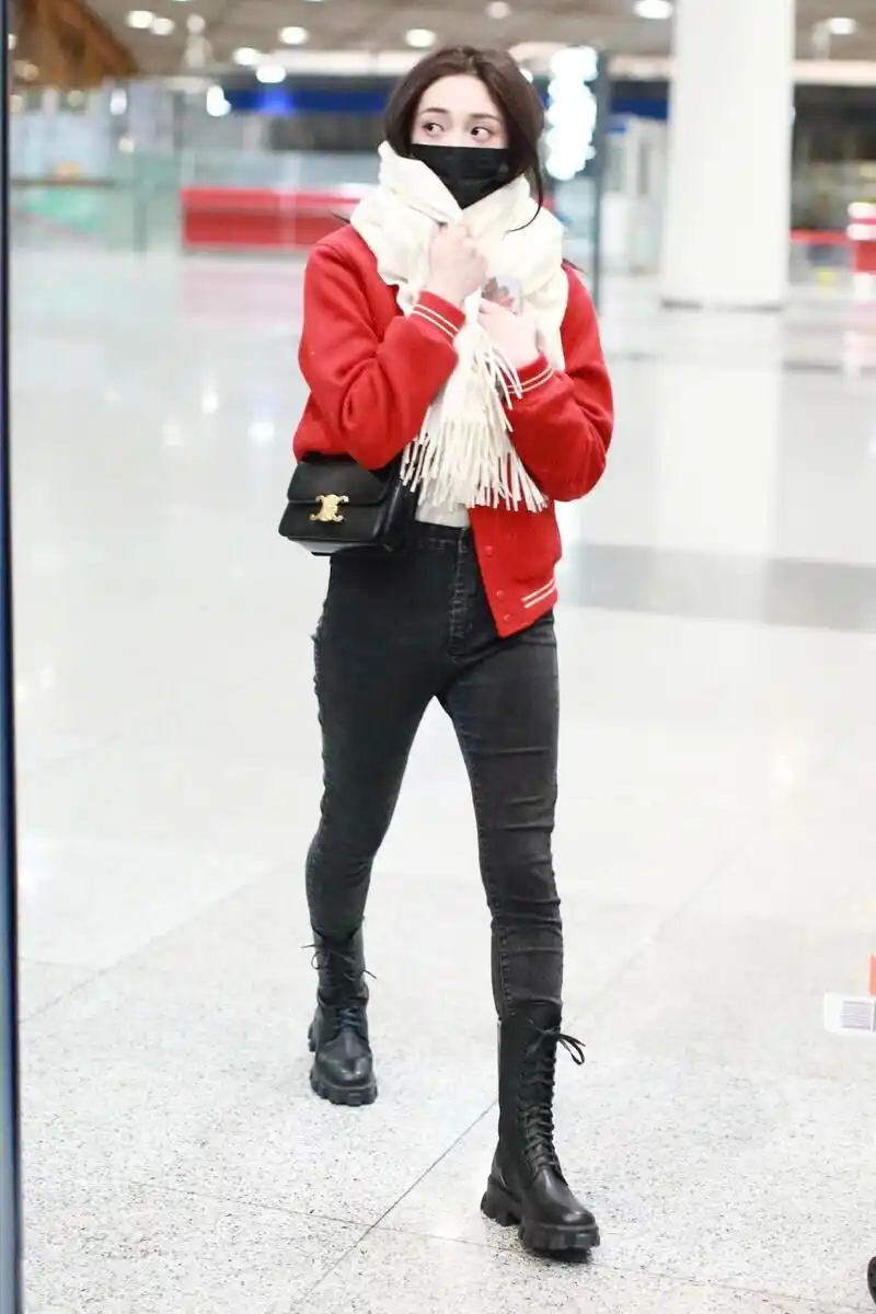 周洁琼真会穿一件大红色外套搭配牛仔裤结合马丁靴帅气又时髦