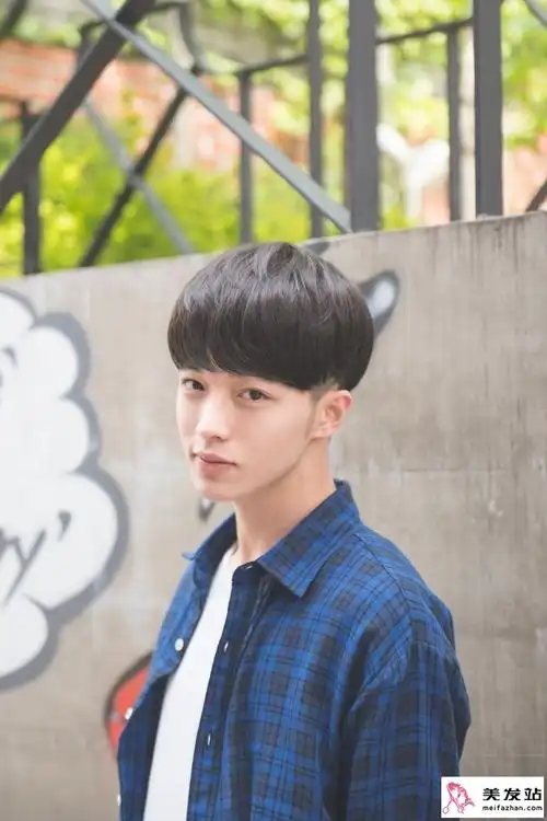 男生头发两侧内掏空锅盖头 纹理烫微卷锅盖头帅爆_时尚男发 - 美发站