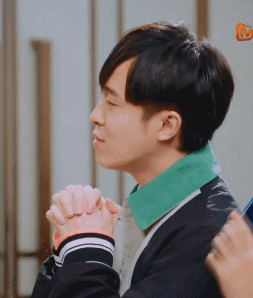 用头发向你比心心爱你哟!吴青峰晚间福利!青峰葛格和你道晚安啦!