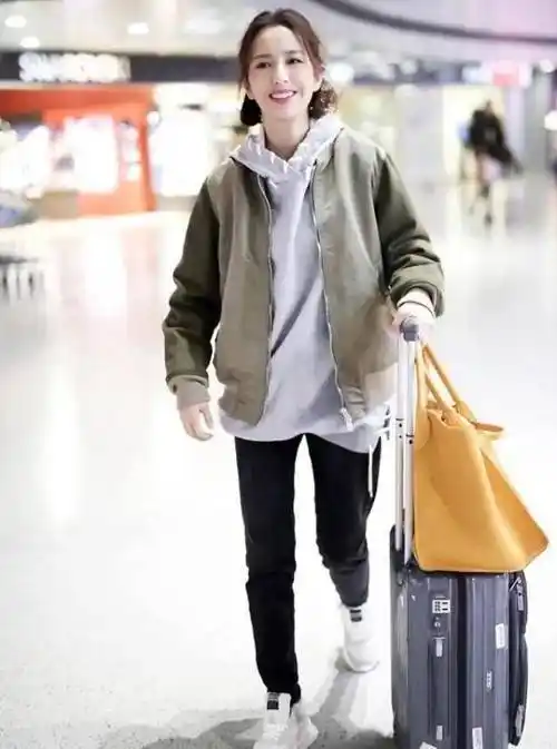 原创38岁佟丽娅低调走机场素颜出镜也难掩天生丽质陈思诚真没眼光