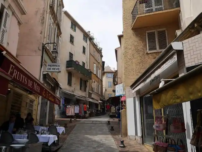 码头,很符合欧洲上流人士的胃口,再加上戛纳电影节吸引来不少俊男美女