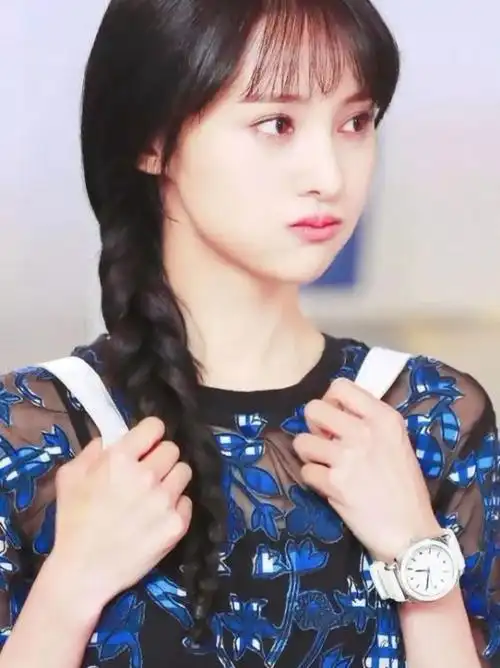 郑爽的脸型没有特别大的特色,就是标准的东方瓜子脸.