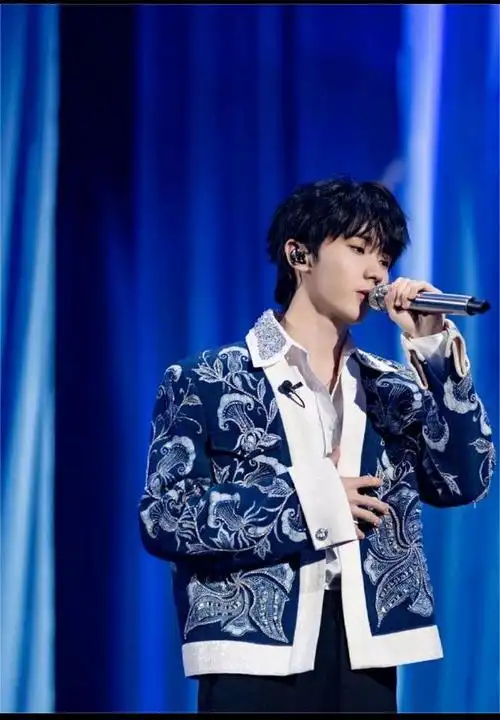 "马嘉祺白色碎钻衬衫:一款让你瞬间变身时尚达人的单品!