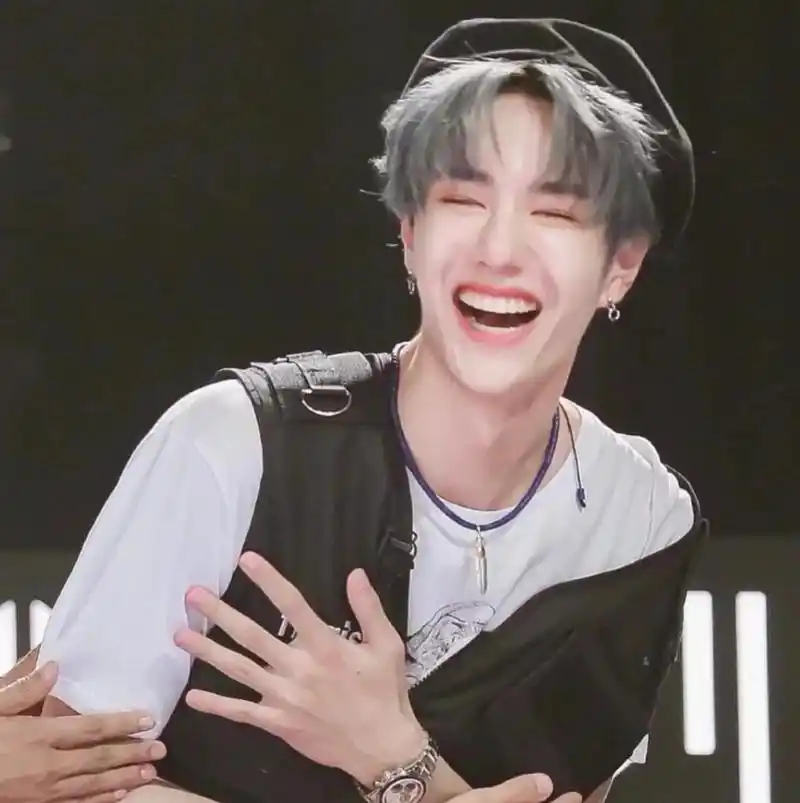 牙牙乐,王一博笑得很开怀