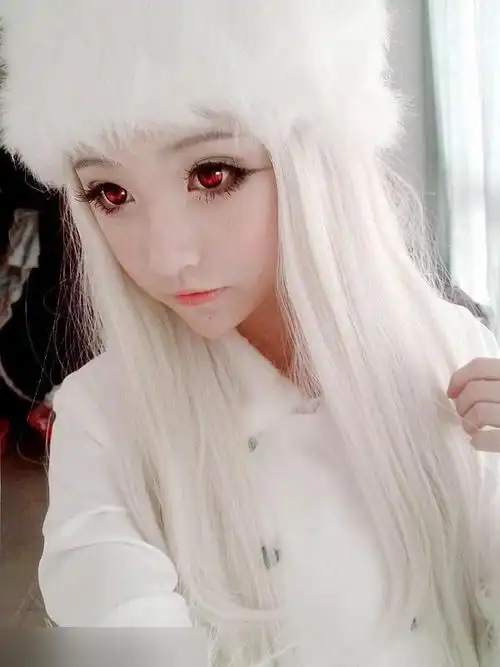 求这个白发女的的其他图片