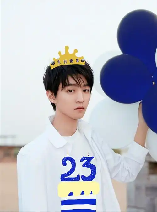 tfboys王俊凯23岁生日,易烊千玺发帅照庆生,王源发丑照还p图