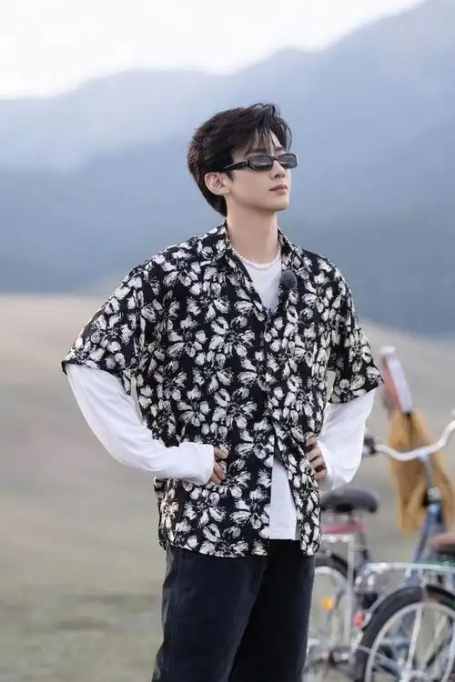 白敬亭骑马照,酷帅酷帅的