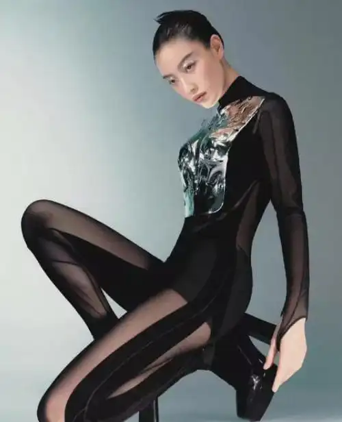 倪妮科技感大片释出穿着性感身材火辣迷人穿黑丝大长腿抢镜