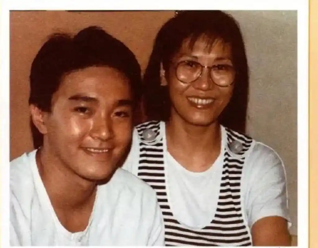 周星驰和妈妈的合照,母子俩真的蛮像的,笑容和神情也很相似.