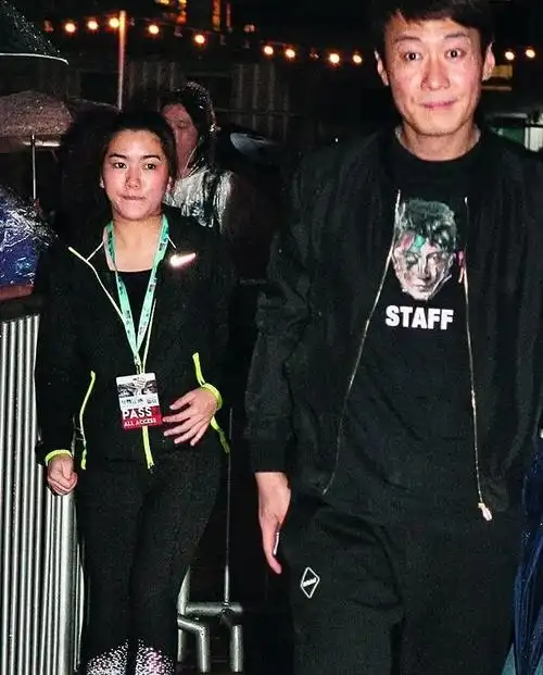 黎明开个唱妻女到场欣赏阿wing陪5岁女儿与台上黎明秘密互动