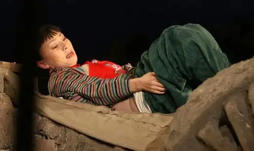 盘点明星大尺度舞台照 宋丹丹自扒裤子