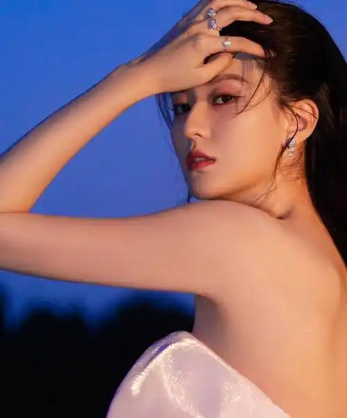 乔欣浅粉抹胸裙时尚优雅写真_粉色_造型_装饰