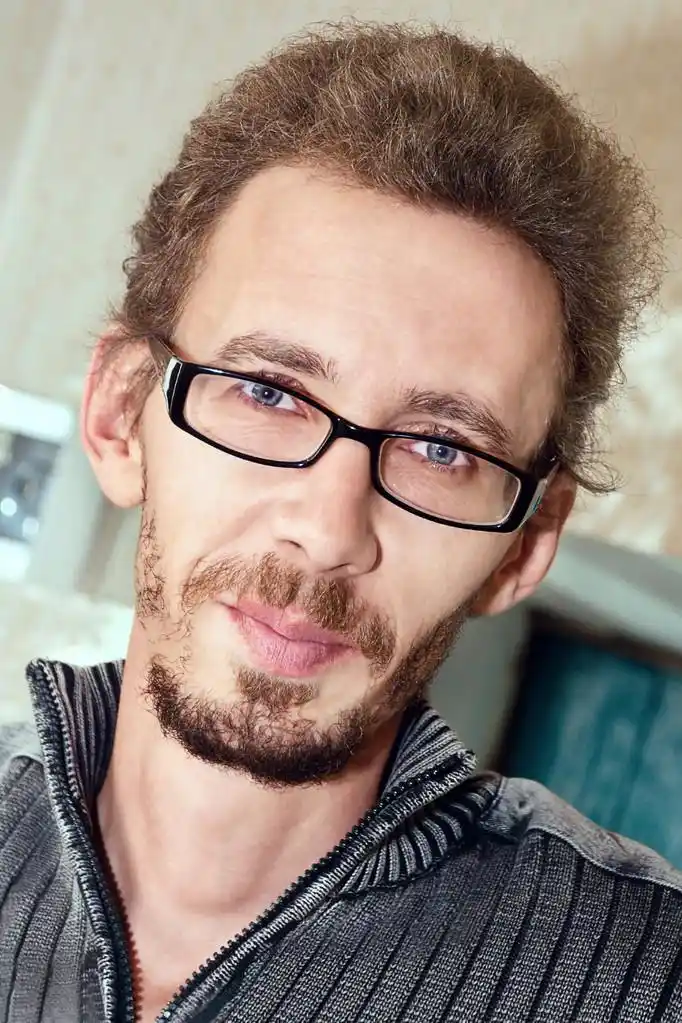 眼镜的男人,戴着眼镜的英俊年轻成人的特写肖像