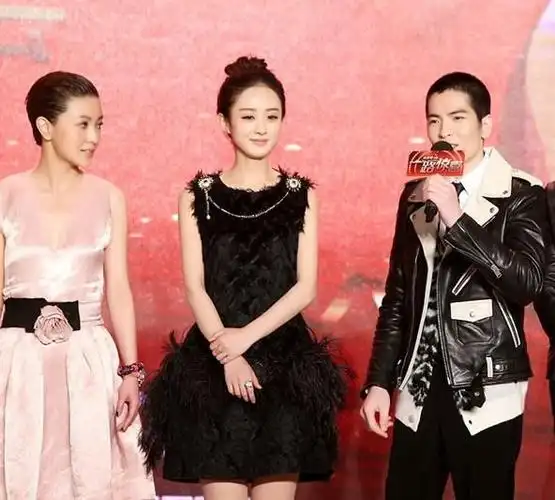 而最近她俩又在电视剧《奢华时代》中同框,和上一部爱情电影不同