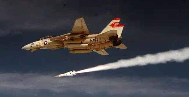 图为f-14a"雄猫"舰载机发射aim-54"不死鸟"空对空导弹的瞬间.