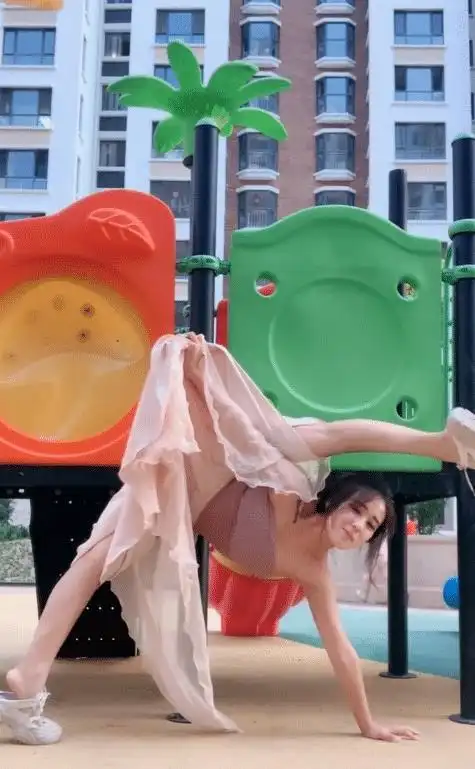 穿着长裙秀一字马美女你这操作厉害啊