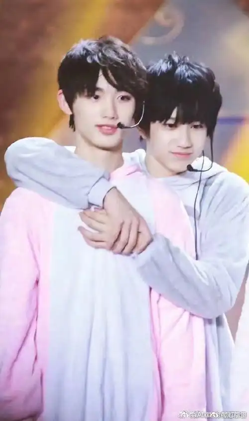 丁程鑫敖子逸hi6同台##敖子逸到达长沙