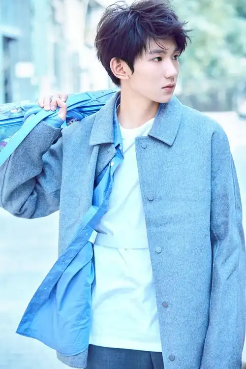 王源阳光帅气休闲风时尚街拍图片