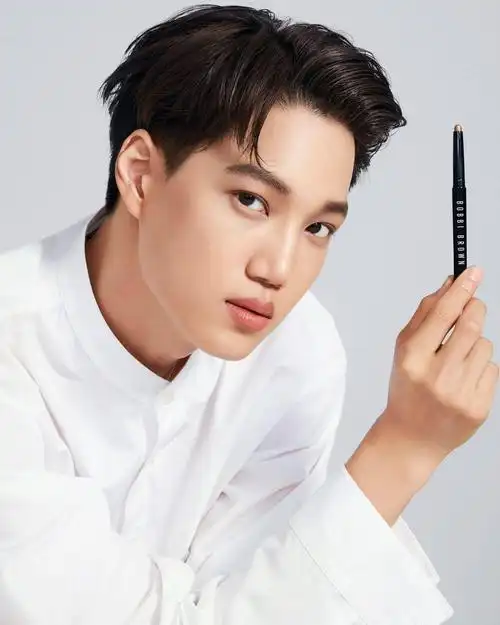 代言人kai最新广告宣传图,白衬衫自然纯洁