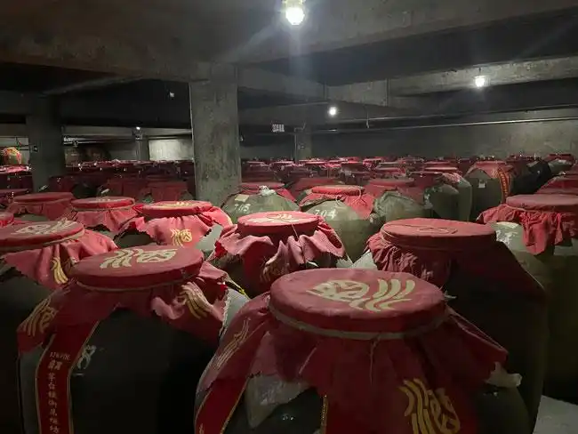 酱香基酒约30000吨,在茅台镇非常稀缺珍贵的天然恒温洞藏酒库中窖藏20