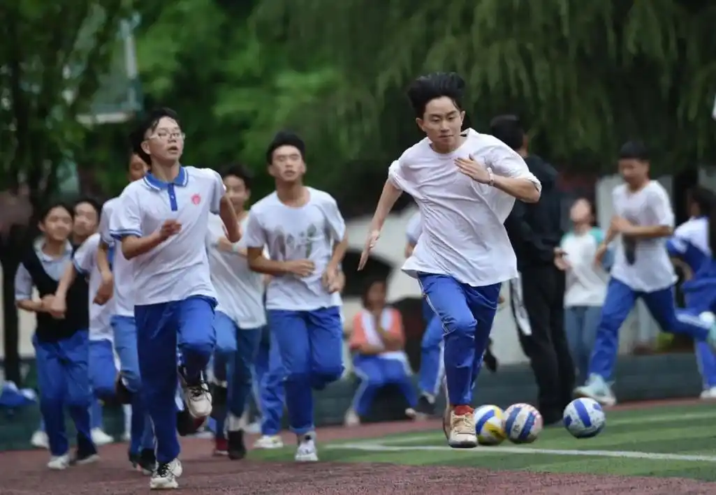 在县第二中学,初一,初二的学生在上体育课