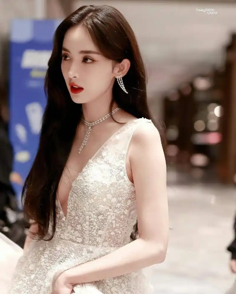 古力娜扎# 白色深v礼服,性感精致!