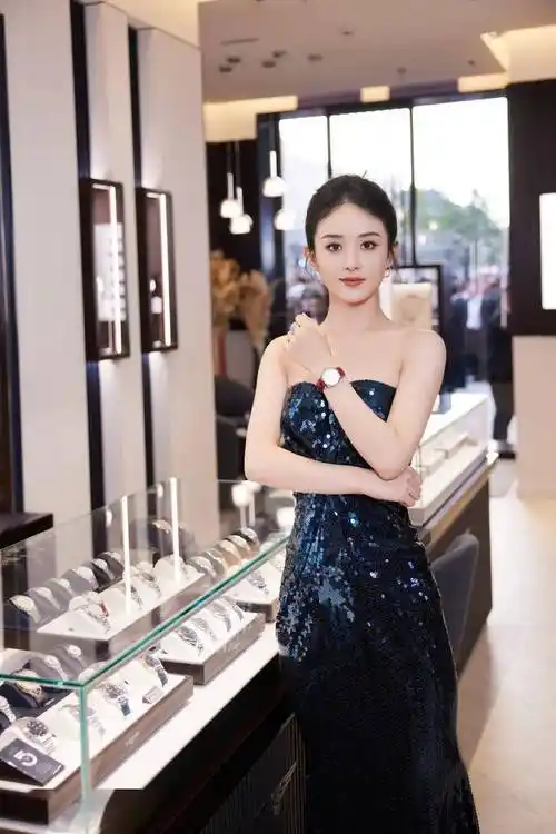 赵丽颖健身秘密曝光!肌肉线条抢眼,眼窝深陷皮肤紧致引关注!