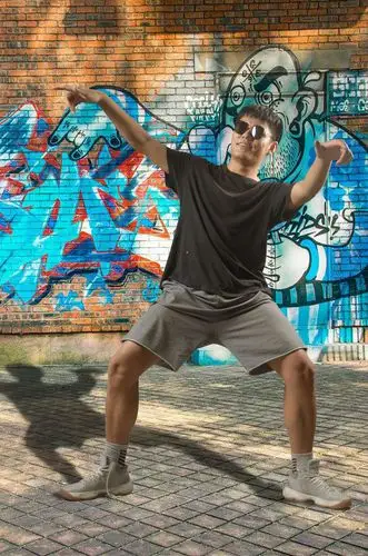 嘻哈(hiphop)是一种诞生于美国贫民区街头的一种文化形式