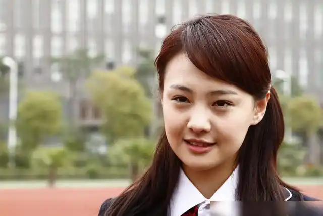 郑爽出道初期旧照曝光笑容甜美显青涩