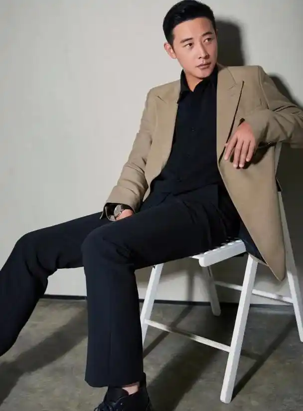 演员罗晋:和妻子在拍戏中相遇,39岁才当爸爸,结婚四年宠妻如宝